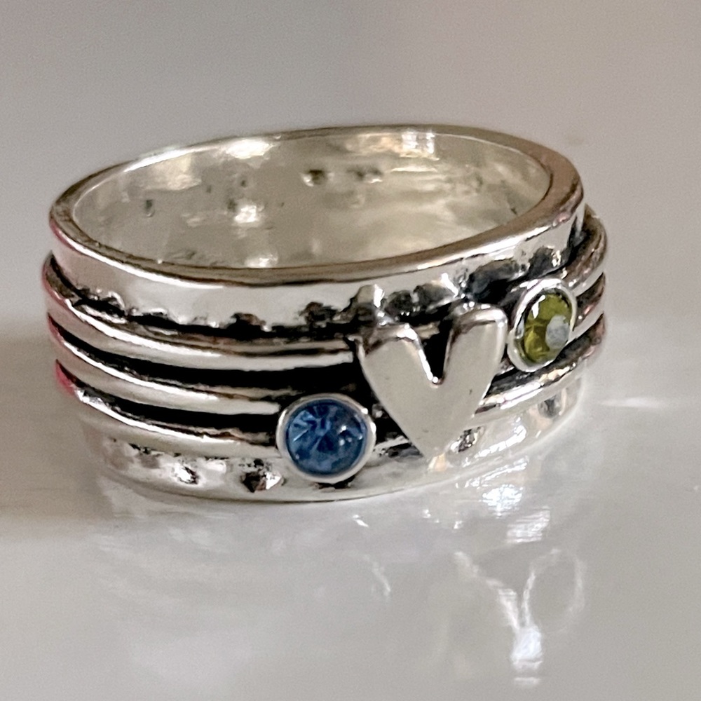 LOVE 💛lovely silver ring size 9 NWT
